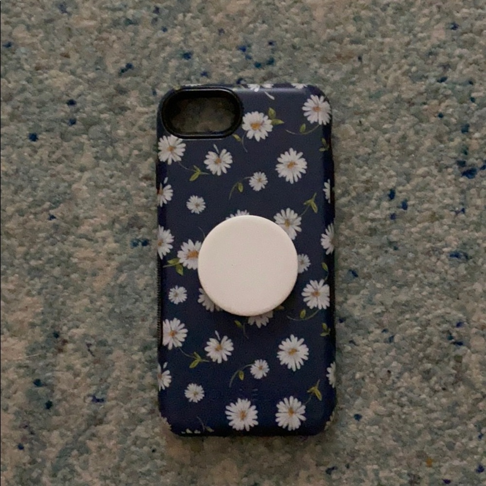 Navy casely bold daisy case with white pop socket